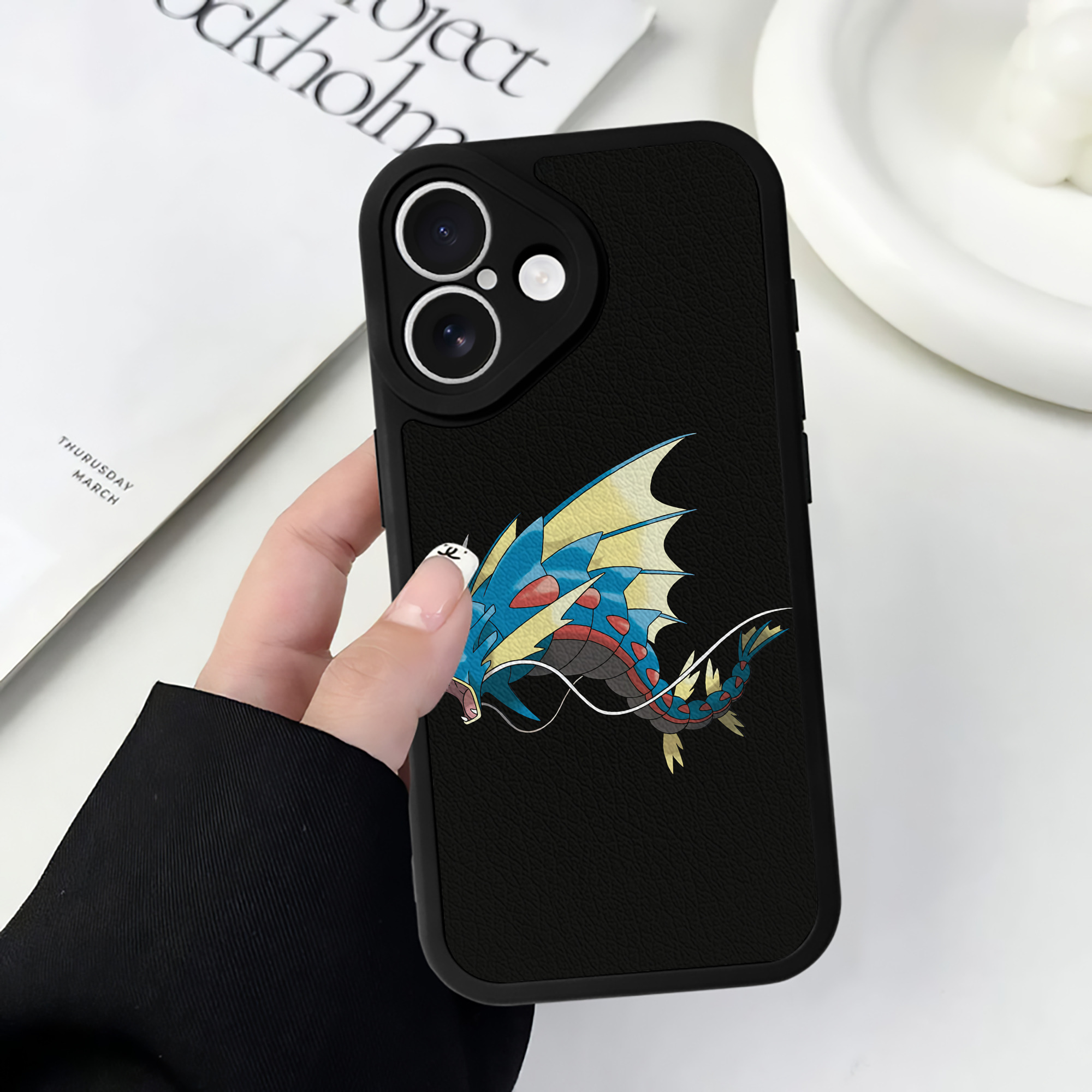 （画像用） ポケットモンスター Pokémon 【iPhone 16シリーズ対応】シリコンスマホケース（レザー調） 材質：シリコン